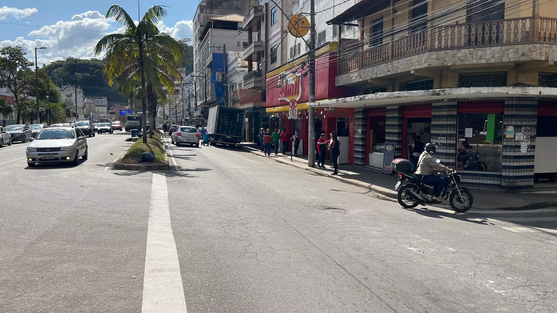 Mulher atropelada por motocicleta no Centro de Santos Dumont é transferida para HPS em Juiz de Fora